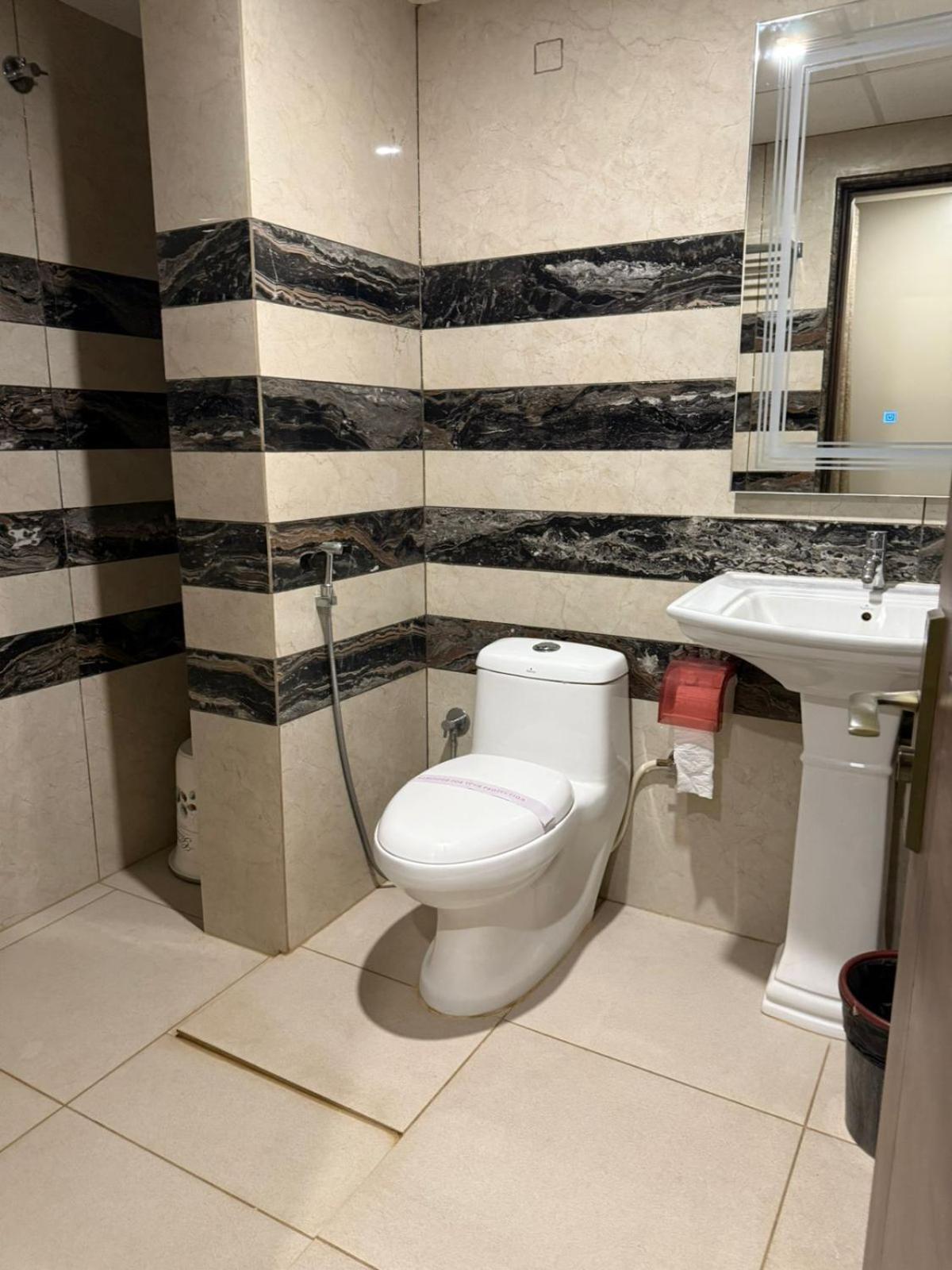 Hotel Lg Suites Bangalore Buitenkant foto