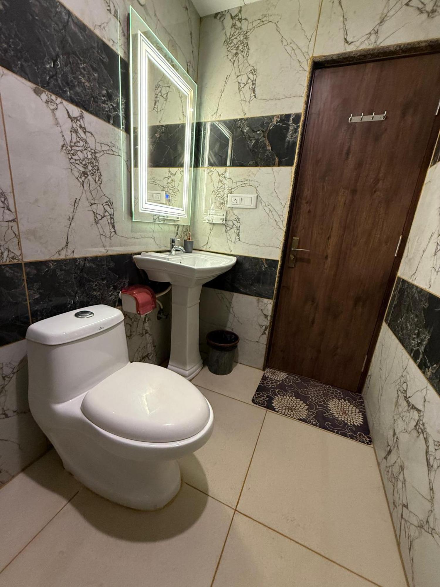 Hotel Lg Suites Bangalore Buitenkant foto