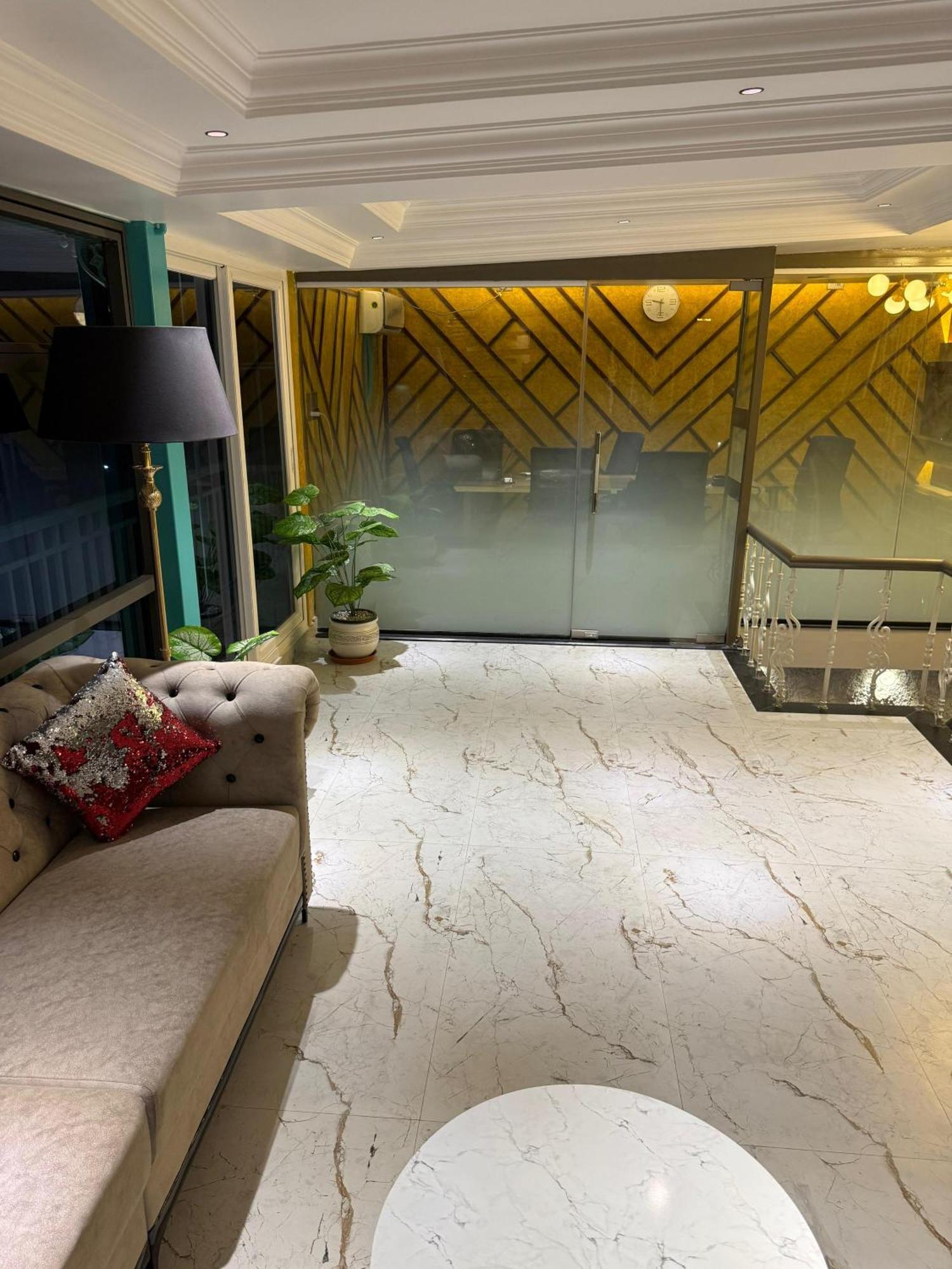 Hotel Lg Suites Bangalore Buitenkant foto